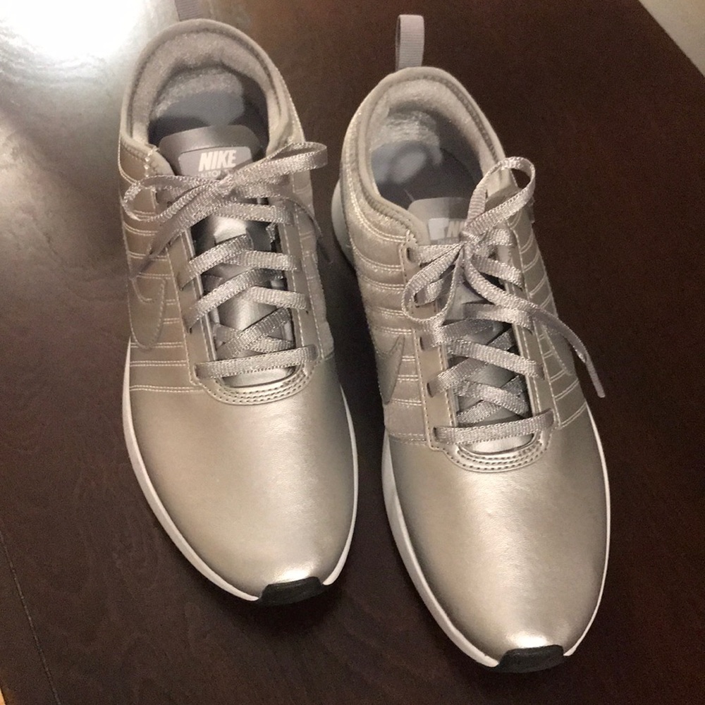 Brand new NIKE Ladies Silver Dualtone Racer - Picture 2 of 7